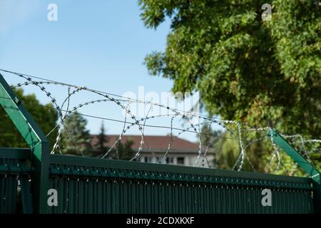 Filo spinato su un recinto di sicurezza Foto Stock