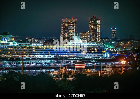 Rivestimento di lusso visibile dal parco collinare con Vista sul porto (Coral Princess) Foto Stock