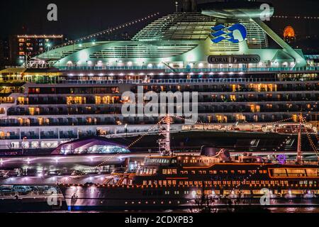 Rivestimento di lusso visibile dal parco collinare con Vista sul porto (Coral Princess) Foto Stock