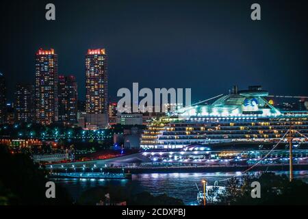 Rivestimento di lusso visibile dal parco collinare con Vista sul porto (Coral Princess) Foto Stock