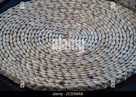 Tappetino intrecciato in paglia per mascherine di fondo astratte testurizzate Foto Stock