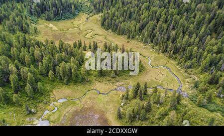Vista aerea della Valle del Sole (Valle del Sole) dal lago di Malghette in estate, Trentino Alto Adige, Italia settentrionale, Europa. Splendida vista aerea Foto Stock