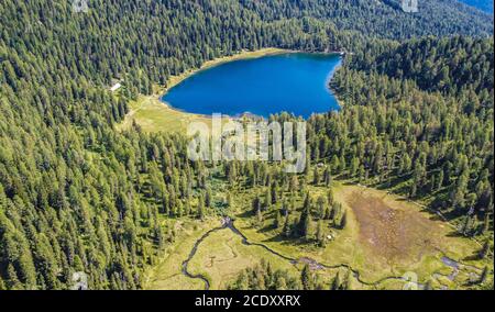 Lago di Malghette, situato in Valle del Sole a 1900 m s.l.m. nel cuore del Parco Naturale Adamello Brenta, Trentino Alto Adige Italia settentrionale. alpi Italiane Foto Stock