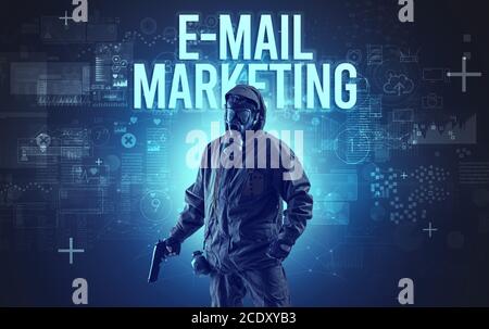 Uomo senza volto con iscrizione MARKETING e-MAIL, concetto di sicurezza online Foto Stock