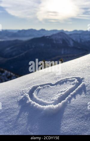 Cuore disegnato in neve fresca Foto Stock