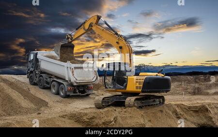 Escavatore a sito in costruzione Foto Stock