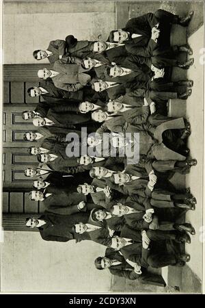 . Storia della classe di 1911 : Dipartimento medico dell'Università di Yale. Per quanto riguarda le toniche dei capelli a Louis. Non solo in Medicina abbiamo avuto successo, ma nelle arti superiori, Johnnie messaggio che ha imparato a fare bi-manuale di illustrazione, disegnando adiagramma sul bordo con la sua mano destra, e dipingendo il suo volto un beautifulpink con l'altro. In primavera, il Colon. Kimzey ha offerto il ChandlerTrophy per la migliore squadra di ballo di classe; e la nostra classe, avendo, come detto, i migliori artisti di curva, ha vinto la coppa con mano. Ora è in mostra intho, ma chiedete a Kimzey dove è, ho dimenticato per il momento. Molti Foto Stock