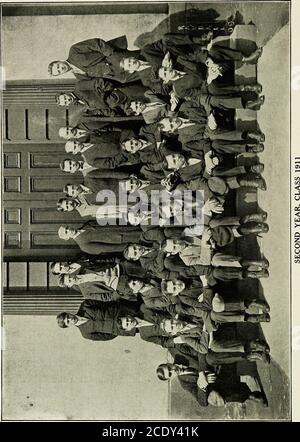 . Storia della classe del 1911 : Dipartimento medico dell'Università di Yale . rpheus. E DeanSmiths palle colorate; come con queste menzogna ci ha insegnato il significato di isomerismo, polimerismo, e come fare l'ah! io! no! composti. E AnatomyLab., – la memoria di quel Quartetto dei Cadaver, il cui luogo di ritrovo era circa il thebier di Venere (anche se preferivano davvero Adams!) ! Chemistry Lab.. - con il melodramma, Fighting the Flames, e il gioco dello zucchero up; il giogo del commesso di stock-bark roseo, e il suo ritorno quando le incognite apparvero: Incognite che sono rimaste così a tutti salvare SallyBarnum. La fisiologia era damna Foto Stock