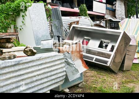 Il centro di servizio e riparazione run-down ha lasciato mucchi di apparecchi rotti vicino alla strada, uno eyesore e pericolo per la comunità, Filippine, Asia Foto Stock