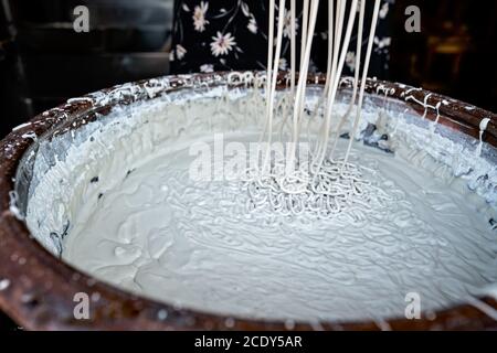 Produzione di tagliatelle cinesi sul mercato a Chongqing Foto Stock