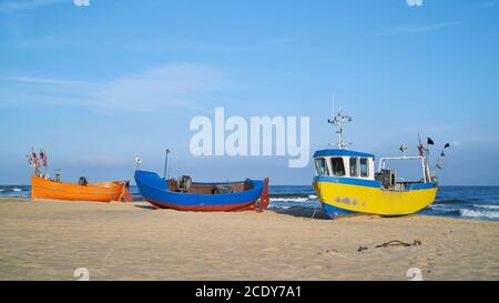 Barche da pesca sulla spiaggia di Rewal sulla costa polacca del Mar Baltico Foto Stock