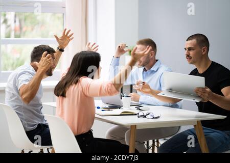 Conflitto aziendale sul luogo di lavoro incolpare, intimidire e combattere i dipendenti Foto Stock