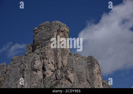 La massiccia torre rocciosa di Ra Gusela, alta 2593 metri Foto Stock