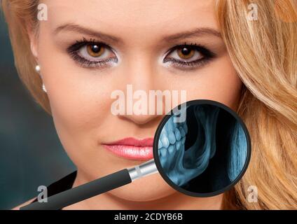 Raggi X con una lente di ingrandimento dal campo visivo di la mascella di una persona Foto Stock
