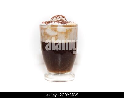 Caffè espresso Caffè irlandese con panna e cioccolato su sfondo bianco Foto Stock