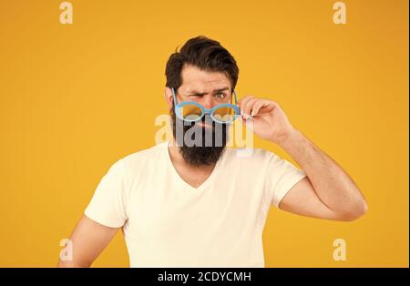 Salute degli occhi. Occhiali da sole alla moda. Vacanze estive. Concetto di protezione ai raggi ultravioletti. Modello di occhiali da uomo. Bel ragazzo indossare occhiali da sole. Hippster bearded uomo in occhiali da sole alla moda. Visione perfetta. Foto Stock