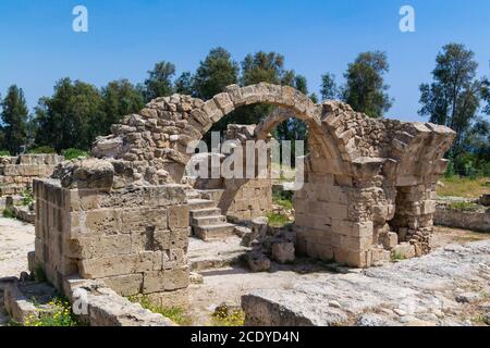 Antico arco romano nel parco archeologico di Paphos a Kato Pafos a Cipro. Foto Stock