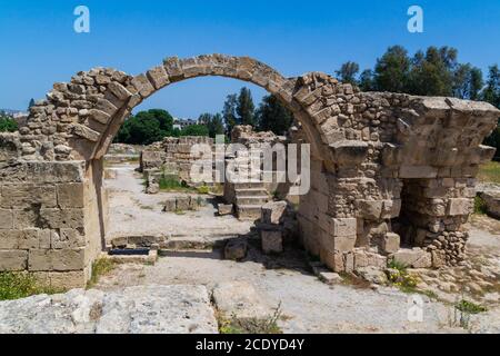 Antico arco romano nel parco archeologico di Paphos a Kato Pafos a Cipro. Foto Stock