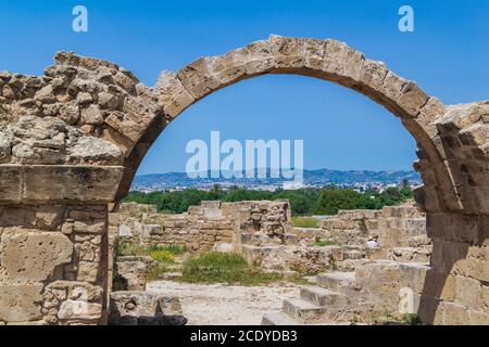 Antico arco romano nel parco archeologico di Paphos a Kato Pafos a Cipro. Foto Stock