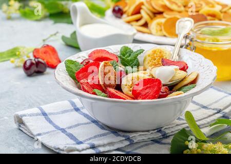 Porridge di pancake da minuscoli pancake. Foto Stock