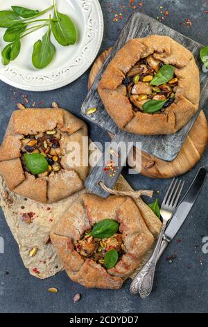 Torte tradizionali (Galette) fatte di pasta di segale con pollo e funghi. Foto Stock