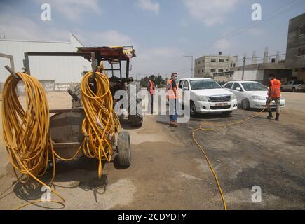 Rafah. 30 agosto 2020. Un lavoratore palestinese sterilizza un'automobile come misura per combattere contro COVID-19 nella città meridionale della striscia di Gaza di Rafah, il 30 agosto 2020. Credit: Khaled Omar/Xinhua/Alamy Live News Foto Stock