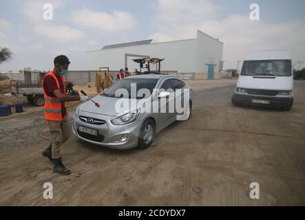 Rafah. 30 agosto 2020. Un lavoratore palestinese sterilizza un'automobile come misura per combattere contro COVID-19 nella città meridionale della striscia di Gaza di Rafah, il 30 agosto 2020. Credit: Khaled Omar/Xinhua/Alamy Live News Foto Stock