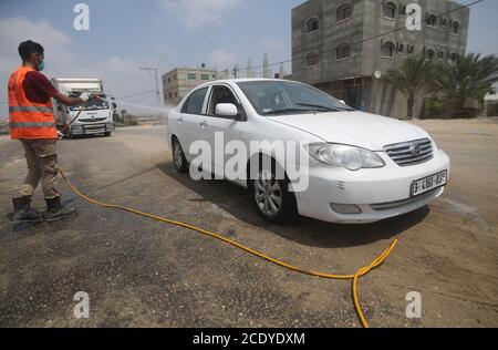 Rafah. 30 agosto 2020. Un lavoratore palestinese sterilizza un'automobile come misura per combattere contro COVID-19 nella città meridionale della striscia di Gaza di Rafah, il 30 agosto 2020. Credit: Khaled Omar/Xinhua/Alamy Live News Foto Stock