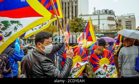 Tibetani, uiguri, taiwanesi, vietnamiti, Hong Kongers e sostenitori si sono riuniti per protestare contro il Ministro degli esteri cinese in visita Wang Yi a Parigi, in Francia Foto Stock