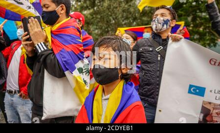 Tibetani, uiguri, taiwanesi, vietnamiti, Hong Kongers e sostenitori si sono riuniti per protestare contro il Ministro degli esteri cinese in visita Wang Yi a Parigi, in Francia Foto Stock