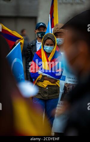 Tibetani, uiguri, taiwanesi, vietnamiti, Hong Kongers e sostenitori si sono riuniti per protestare contro il Ministro degli esteri cinese in visita Wang Yi a Parigi, in Francia Foto Stock