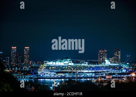 Rivestimento di lusso visibile dal parco collinare con Vista sul porto (Coral Princess) Foto Stock