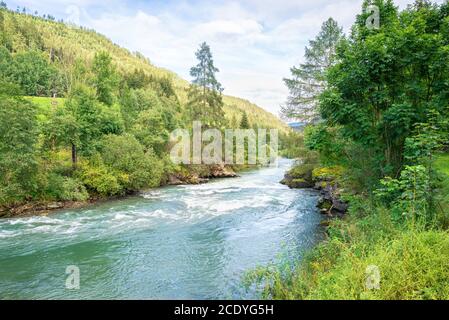 Vista panoramica sul fiume Mur nella parte sud-orientale di Salzburgerland, Austria Foto Stock