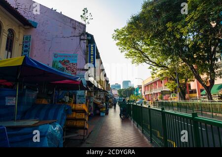 SINGAPORE-MARZO 7,2015: Indian Business District Walk Street e' la gente indiana che vive a Singapore.Old edifici qui sono di stile coloniale. La gente ca Foto Stock