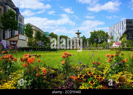 Vista panoramica di Corneliusplatz nel centro di Düsseldorf con la nostalgica scultura Schalenbrunnen (al centro) e l'edificio Daniel Libeskind (a destra). Foto Stock