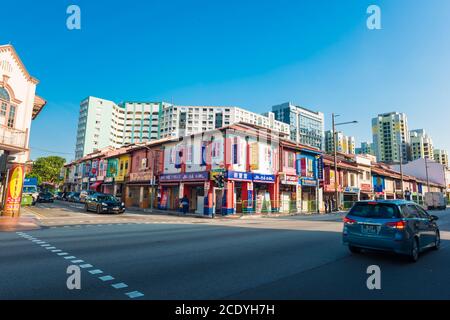 SINGAPORE-MARZO 7,2015: Indian Business District Walk Street e' la gente indiana che vive a Singapore.Old edifici qui sono di stile coloniale. La gente ca Foto Stock