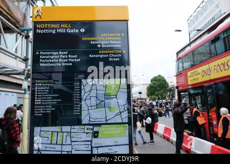 Notting Hill Gate, Londra, Regno Unito. 30 agosto 2020. Black Lives Matter: I manifestanti arrestano il traffico a Notting Hill Gate su quello che sarebbe stato il primo giorno di carnevale. Credit: Matthew Chpicle/Alamy Live News Foto Stock