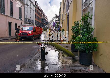 Vigili del fuoco che riposano all'esterno di un edificio nel quartiere Francese in New Orleans dopo aver completato con successo la loro missione Foto Stock