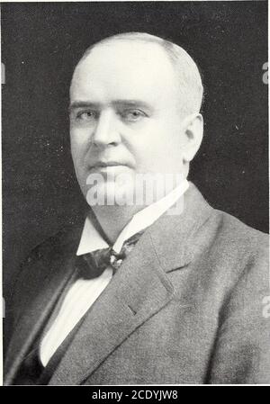 . Uomini notevoli dell'Illinois & del loro stato. JOHNSON, BYRON BANCROFT, PRESIDENTE. American Baseball League. Chicago; b. Ohio, att. Oberlin andMarietta Colls, e Cincinnati Law School; impegnato in atletica e lavoro di giornale; 7 anni pres. Western base-ball League; pres. American Baseball League dal 1900; ufficio. 343 S. Dearborn St. 296. JOHNSON, HENRY WILLIAM, avvocato, Ottawa; n. La Salle Co., 111.; s. Andrew H. e Sarah (Baker) Johnson; è stato allevato in una fattoria; istruito nelle scuole pubbliche, Jennings Seminary, e Northwestern University; ammesso al bar ol Illinois, 1889; impiegato eletto ot Foto Stock