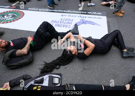 Notting Hill Gate, Londra, Regno Unito. 30 agosto 2020. Black Lives Matter: I manifestanti arrestano il traffico a Notting Hill Gate su quello che sarebbe stato il primo giorno di carnevale. Credit: Matthew Chpicle/Alamy Live News Foto Stock