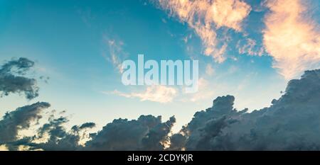 Nuvole su cielo cielo rosa e blu colori. Cielo astratto sfondo Foto Stock