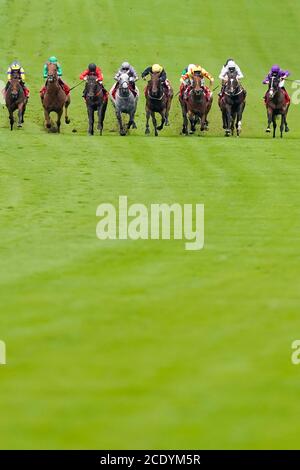 Atalanta's Boy guidato da Thomas Greatrex (a destra) sulla loro strada per vincere i Ladbrokes dando posti extra ogni giorno handicap al Goodwood Racecourse, Chichester. Foto Stock