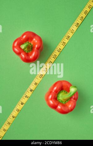 Segno percentuale dal peperone rosso organico della paprika e nastro di misurazione. Foto Stock