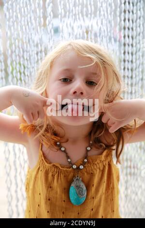 Il bambino fa un viso sfrontato Foto Stock