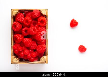 Alcuni lamponi in una piccola scatola di legno Foto Stock