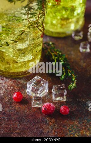 Lime Lemonata con timo, mirtillo e ghiaccio. Foto Stock