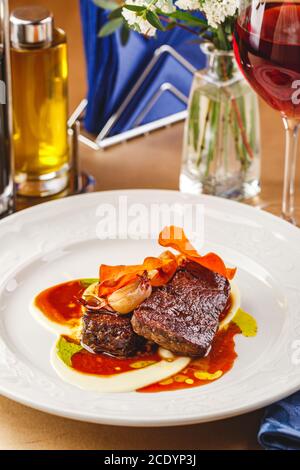 Medaglioni di filetto di manzo con salsa e cipolla Foto Stock