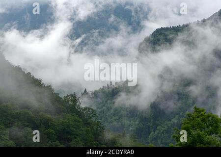 Villaggio montano coperto di fitta nebbia, Realdo, Provincia di Imperia, Liguria, Italia nord occidentale Foto Stock