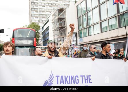 Londra, Regno Unito. 30 agosto 2020. Milioni di persone marciano da Notting Hill ad Hyde Park. Protesta continua contro la brutalità della polizia negli Stati Uniti e nel Regno Unito Credit: Neil Atkinson/Alamy Live News. Foto Stock