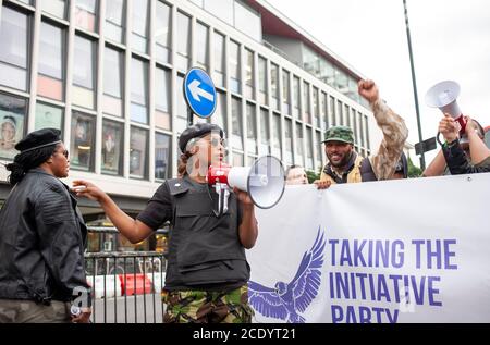 Londra, Regno Unito. 30 agosto 2020. Il leader di Oxford Black Lives, Sasha Johnson (centro), conduce la "marcia del popolo dei milioni" da Notting Hill a Hyde Park. Protestare contro la brutalità della polizia negli Stati Uniti e nel Regno Unito Credit: Neil Atkinson/Alamy Live News. Foto Stock